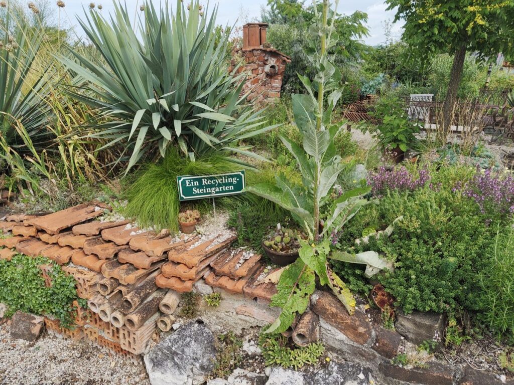 Steingarten mit Recycling-Material