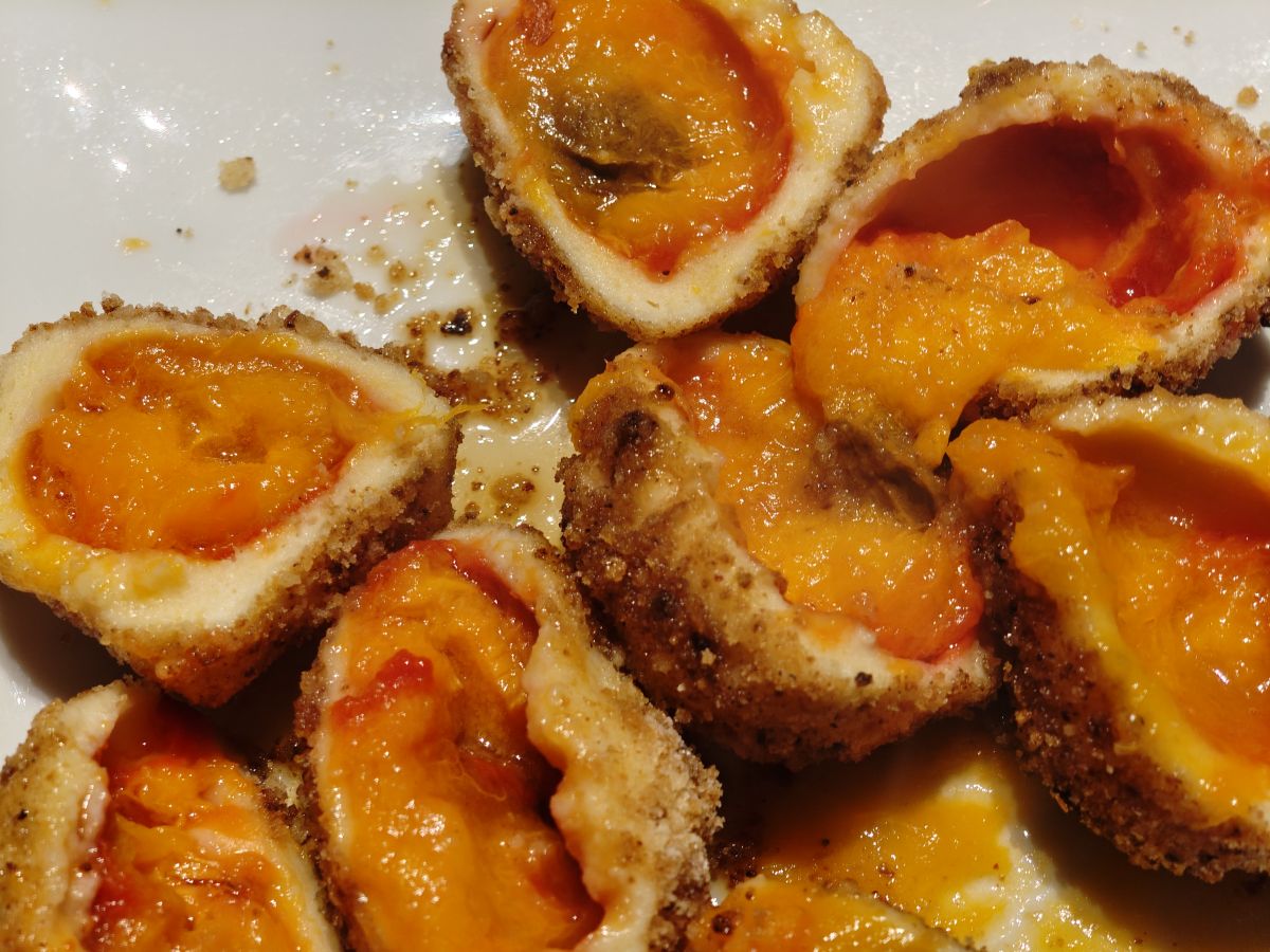 Marillenknödel aus handgeschlagenem Germteig