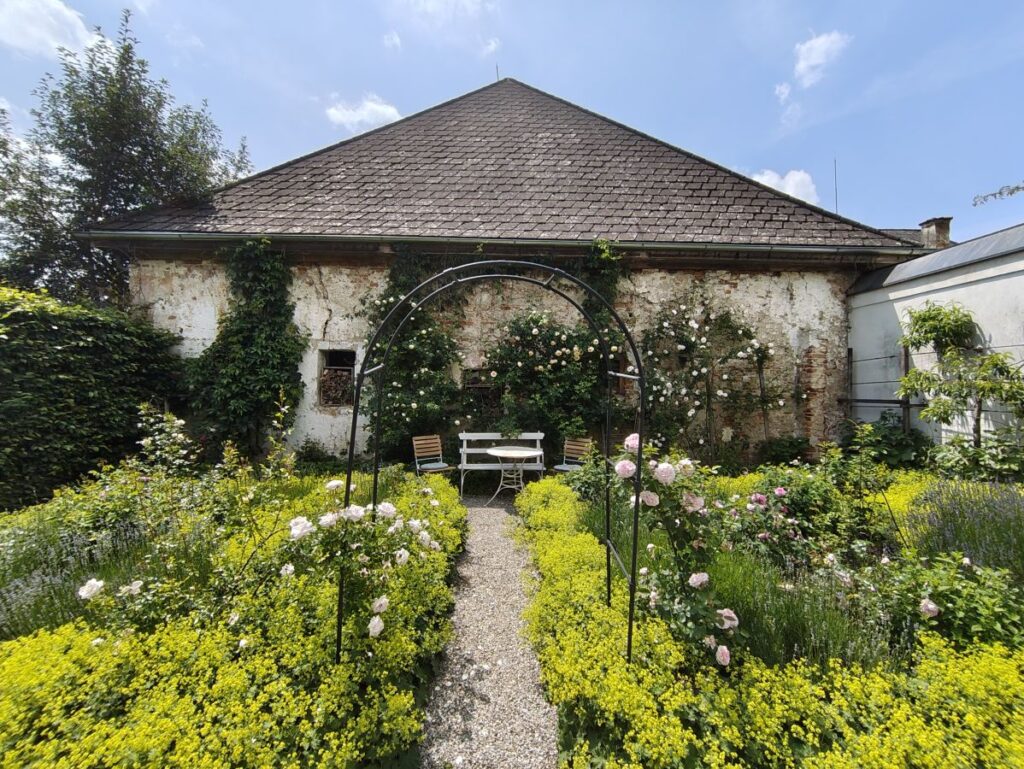 ein Teil des Rosengartens von Schloss Pfaffstätt