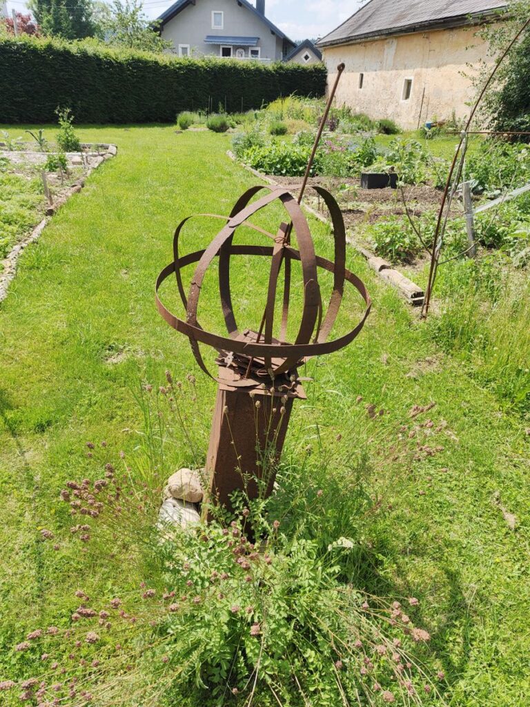 antike Armillarsphäre im Schlossgarten von Schloss Pfaffstätt