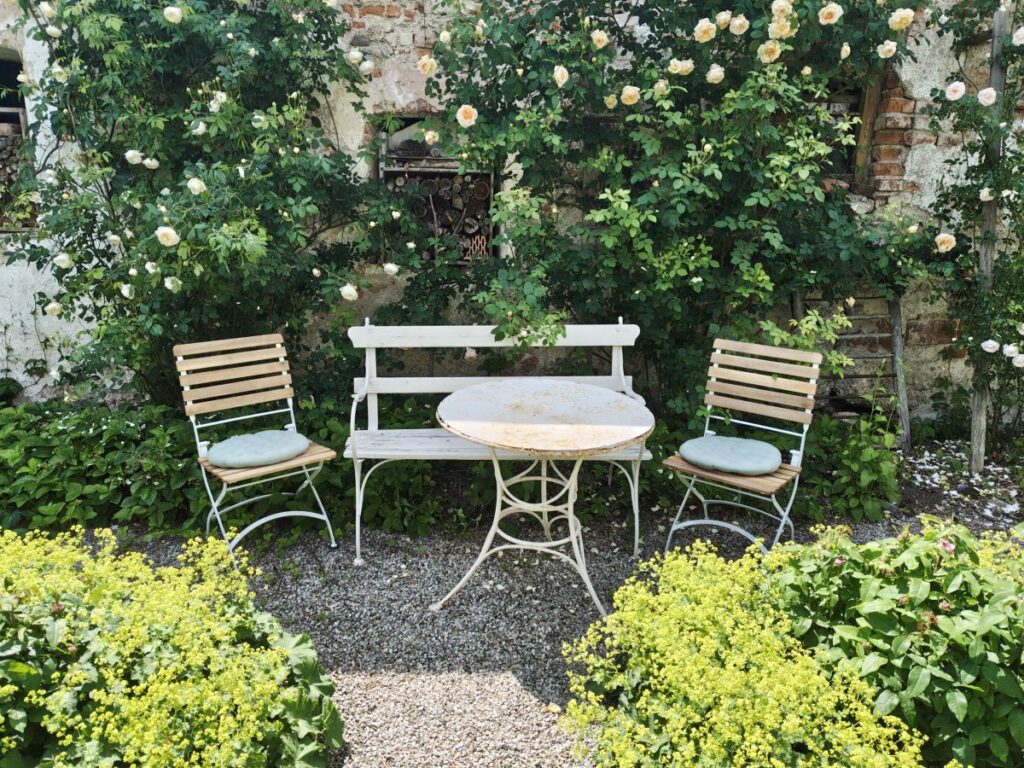 Sitzgarnitur im Rosengarten von Schloss Pfaffstätt