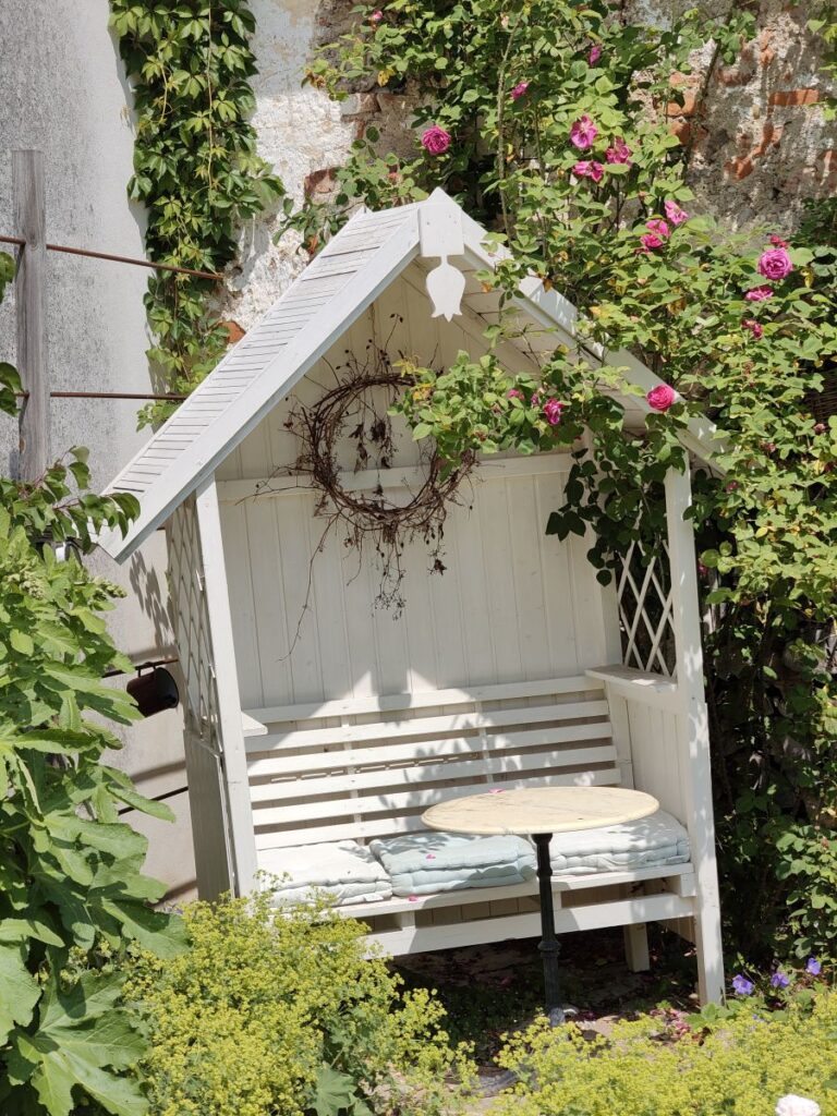 Rosenlaube im Rosengarten von Schloss Pfaffstätt