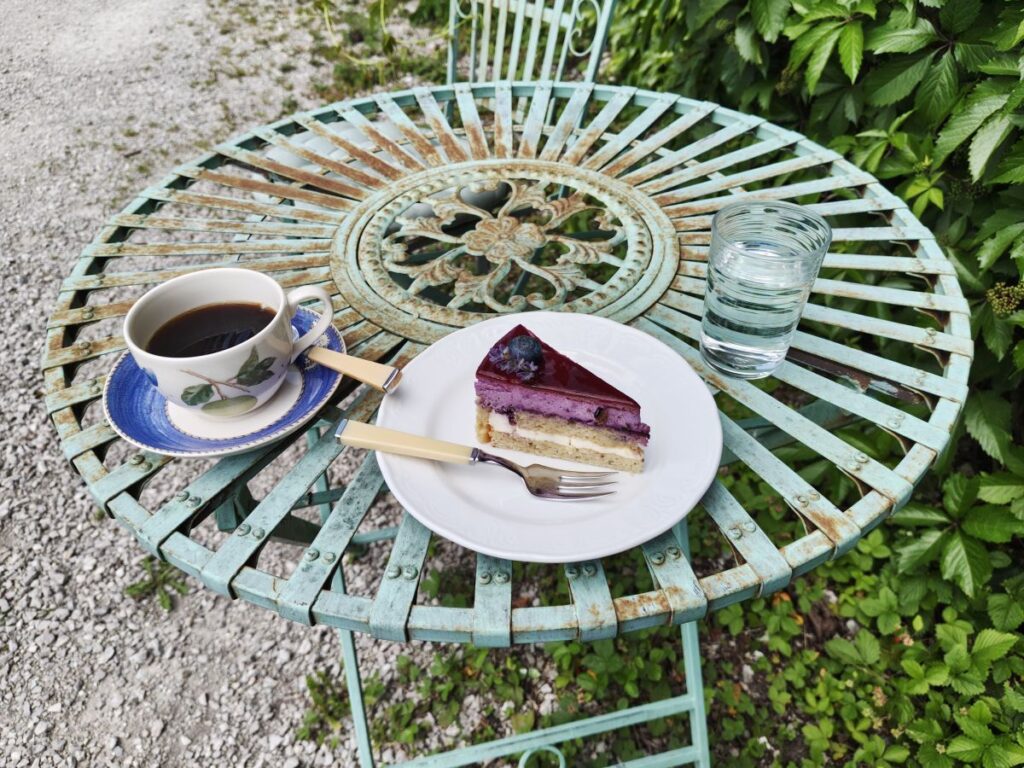 Rast bei Kaffee und Torte