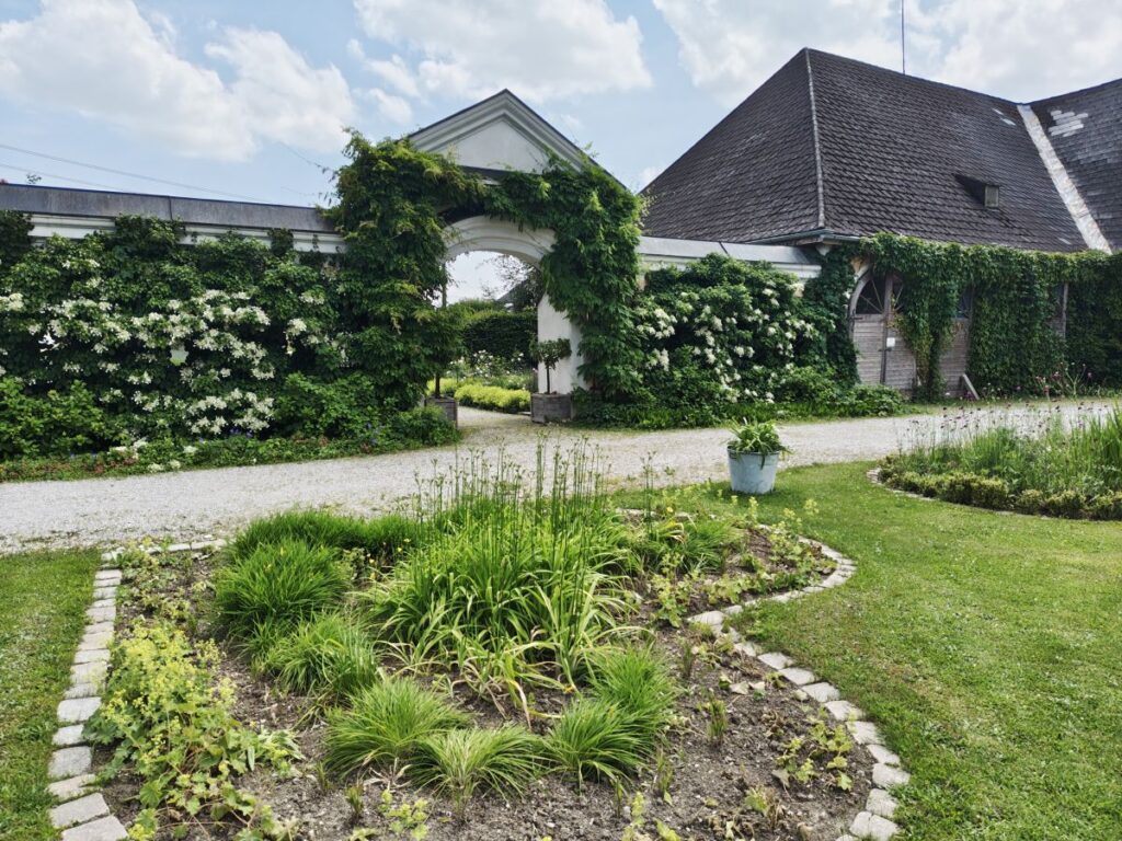 Eingang zum Rosengarten von Schloss Pfaffstätt