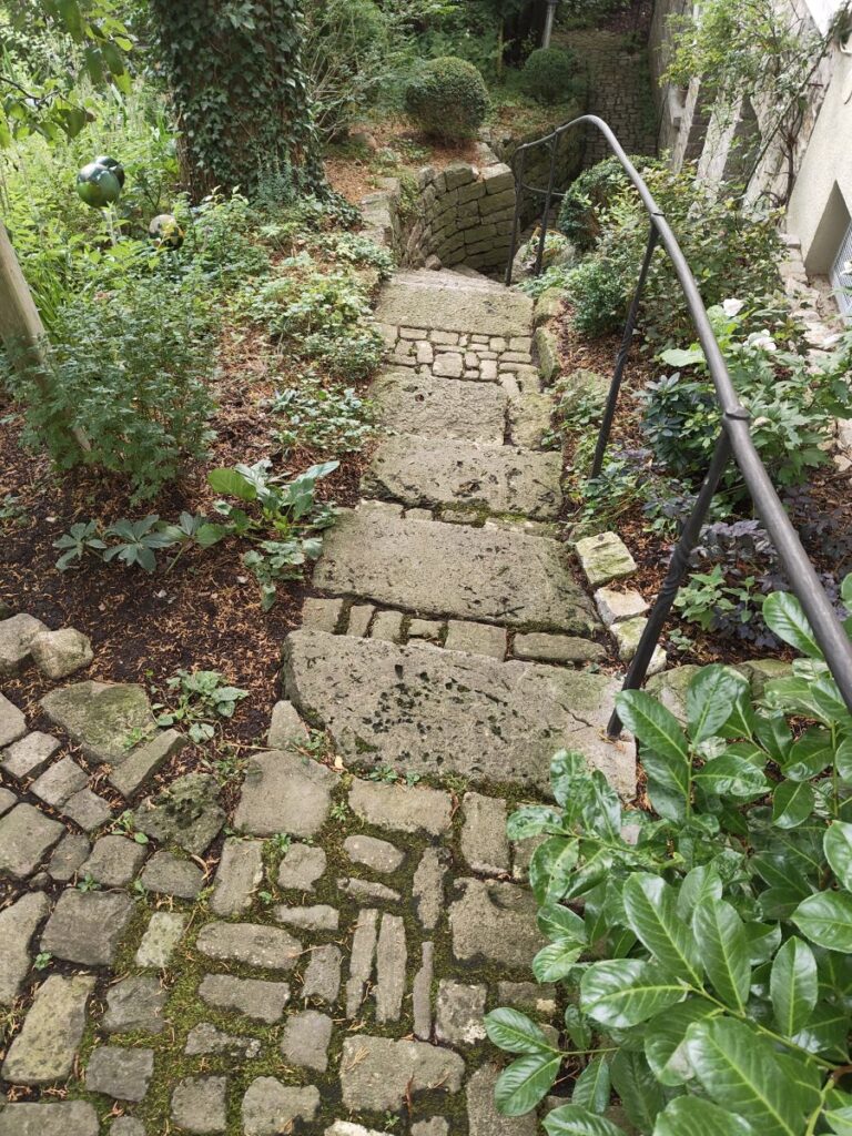 gepflasterte Stiege