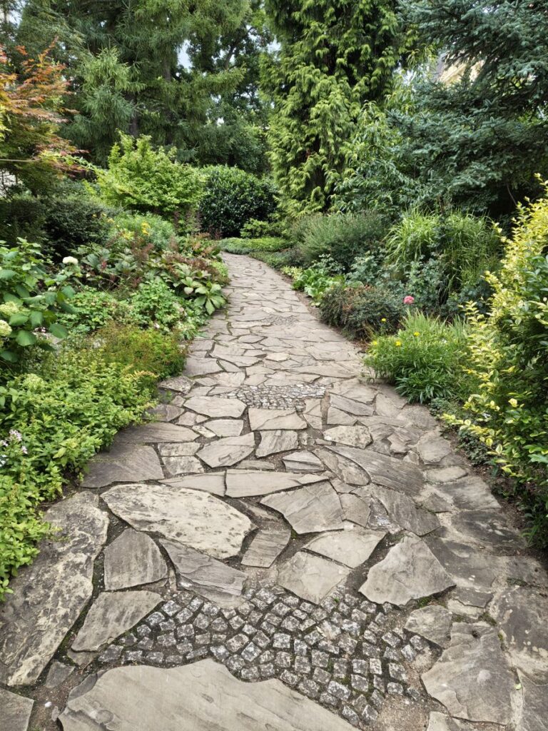 gepflasterter Gartenweg