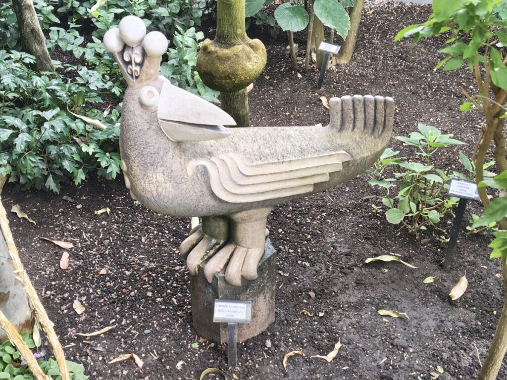Skulptur von Zdenek Lindkovsky Ptak s korunkou
