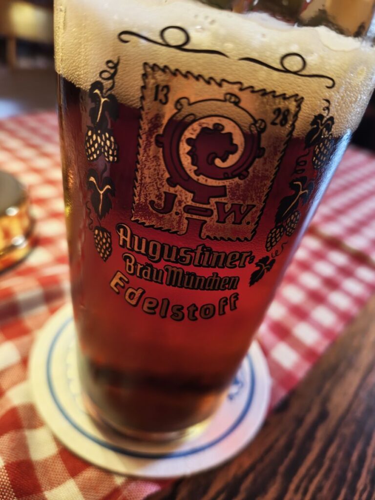 gefülltes Bierglas mit Münchner Bier