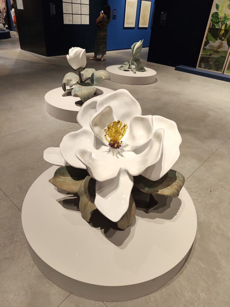 Magnolienblüten, Installation, Moderne Kunst