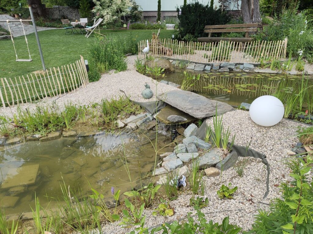 Gartenteich mit Kiesufer