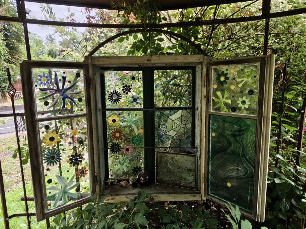 Altes Fenster zum ins Land schauen