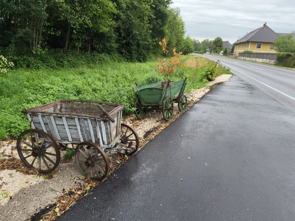 alte Holzwägen an der Straße
