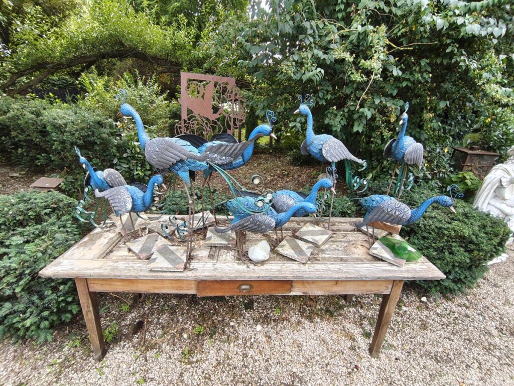 blaue Pfauen-Figuren