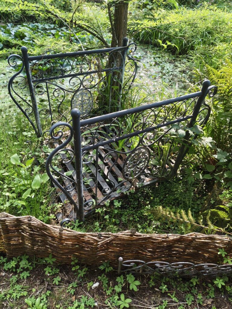 Schmucke Brücke im trockenen Gelände