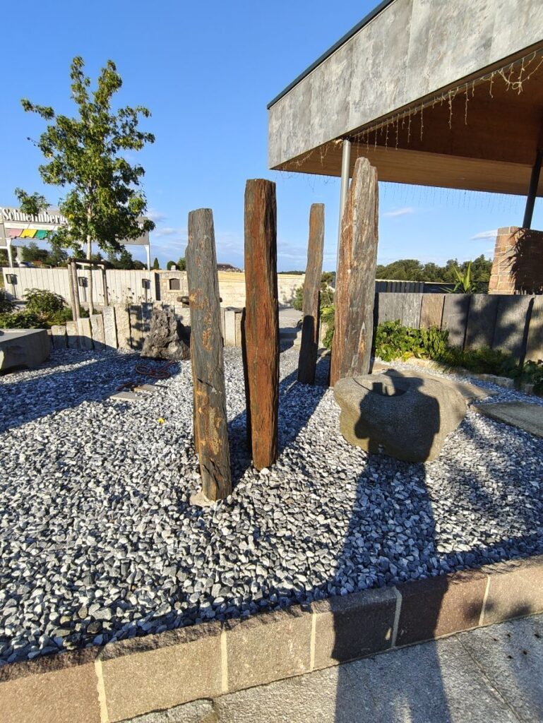 Natursteinsäulen, rostiger Basalt
