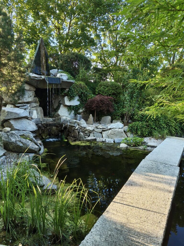 künstlicher Wasserfall im Garten