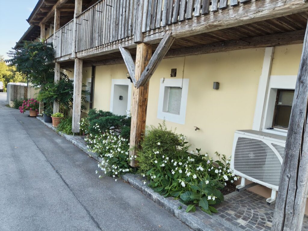 Bauernhof mit Holzbalkon