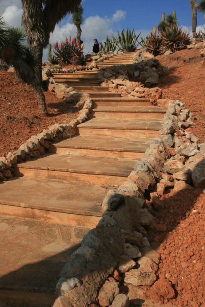 schön gestaltete Steintreppe, geschwungen mäandrierend